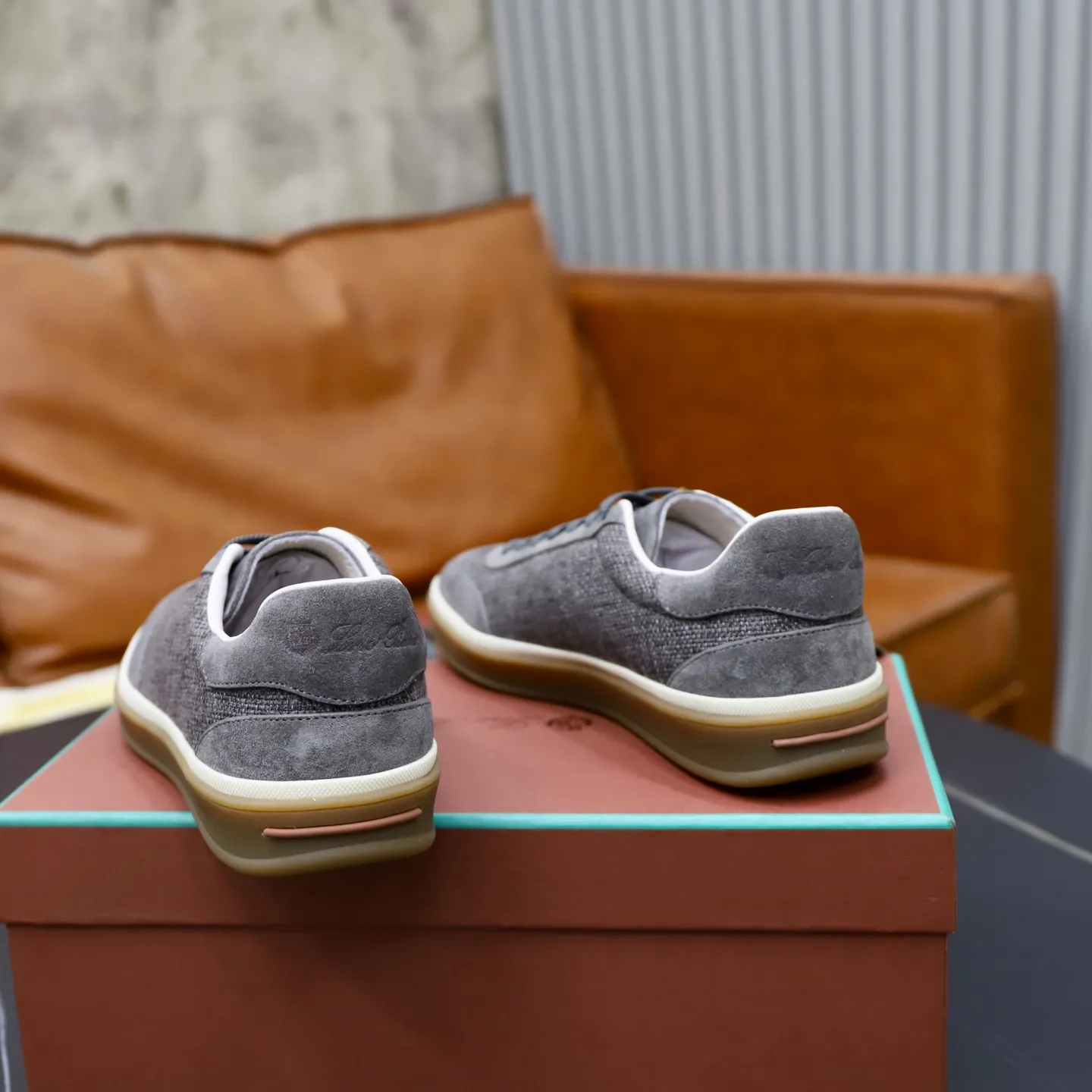 Ex-factory price: 540💰Loro Riana men’s moral training sneakers! Made from high-quality materials and designed in a low-cut silhouette, it offers an elegant and stylish look that's suitable for year-round wear. The unique double-layer sole aesthetic design, caramel cup-shaped outsole is decorated with off-white rubber trim, creating an attractive color combination. Pair with tailored pieces or jeans for a sophisticated yet casual look. The heel is decorated with soft cow leather tongue with Kummel color inserts and cotton laces with embossed LP logo. Upper: cow split suede stitching knitted fabric. Lining: original thickened soft sheepskin. Size: 38-39-40-41-42-43-44 (customized in 45.46)